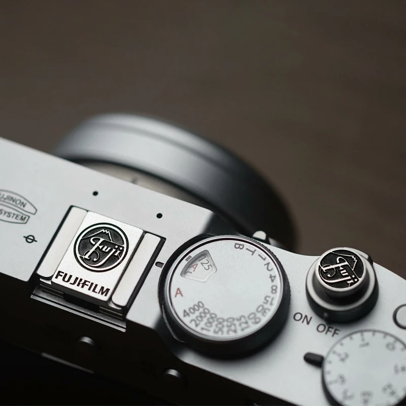 Copri-attacco flash in metallo - Canon Camera Eos R50 recensione e prezzo